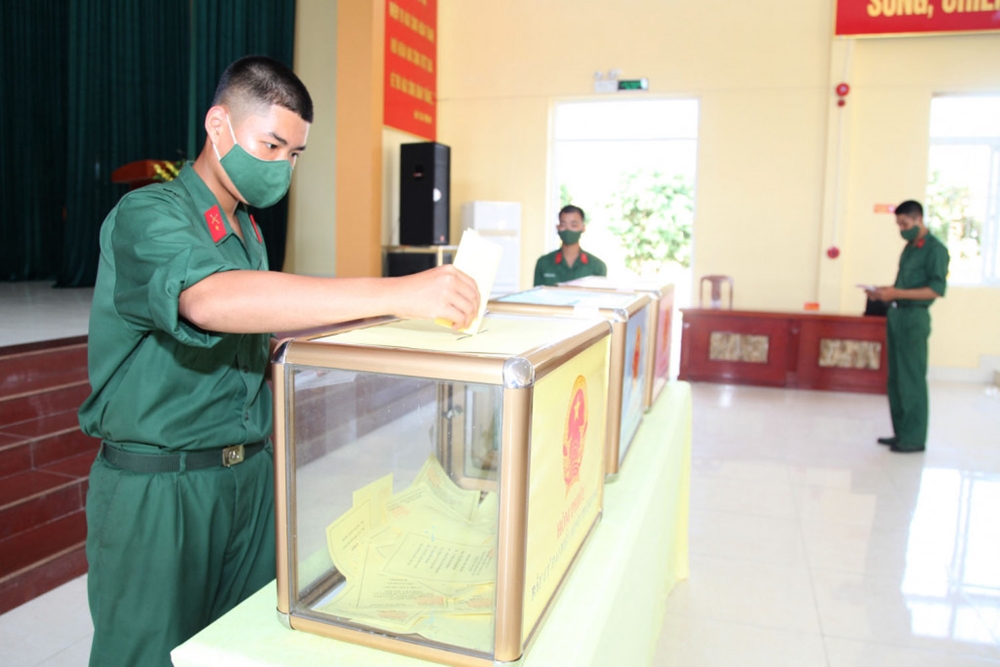 Chiến sĩ trẻ ở Đồn Biên phòng cửa khẩu quốc tế Móng Cái lần đầu được tham gia bầu cử.